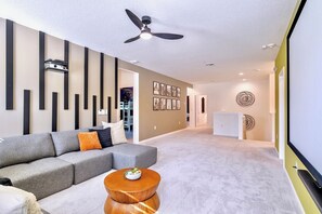 Fernseher, Tischfußball, Arbeitsbereiche