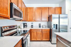 Refrigerador, microondas, horno y parrilla de estufa