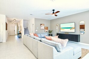 Televisio, pöytäjalkapallopöytä, työhuone