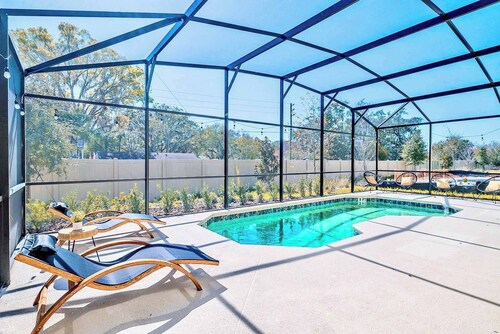 Upstay - 18-Guest Mansion w Pool, Games, Cinema