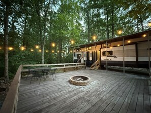 Outdoor dining - NEW Happy Glamper RV with large fire pit and deck!  Cal King Bed | WiFi| Hammock (Fort Payne)