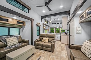 智能电视、壁炉、书、立体声音响