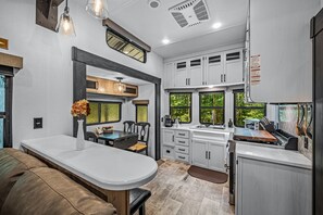 Fridge, microwave, oven, stovetop - NEW Happy Glamper RV with large fire pit and deck!  Cal King Bed | WiFi| Hammock (Fort Payne)