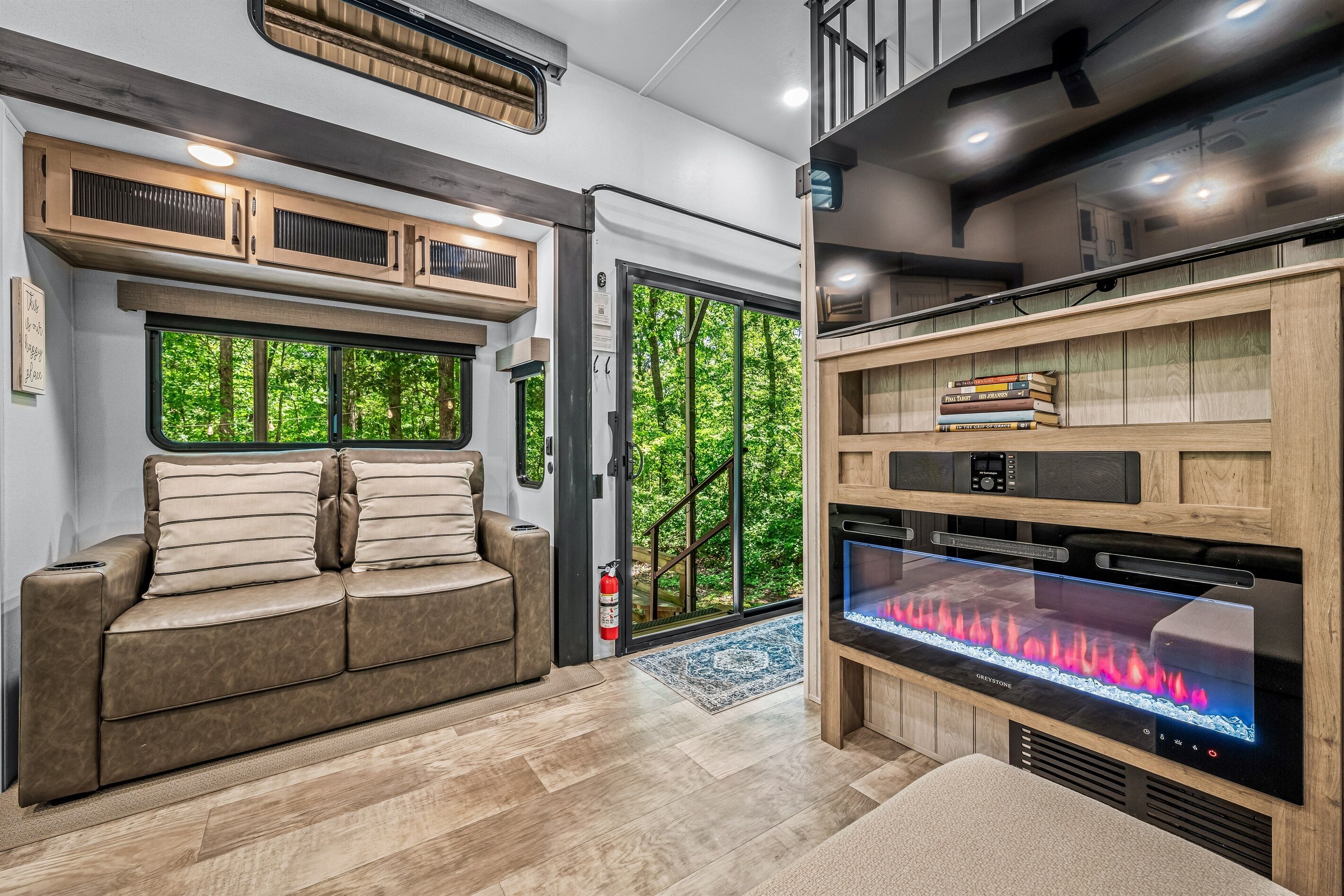 Smart-TV, peis, bøker og stereoanlegg