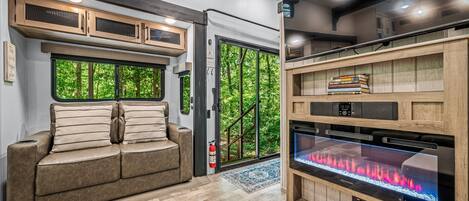 Smart-TV, Kamin, Bücher, Stereoanlage