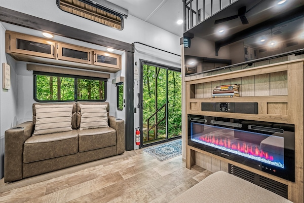 Smart-TV, peis, bøker og stereoanlegg