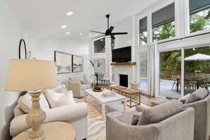 Smart TV y chimenea