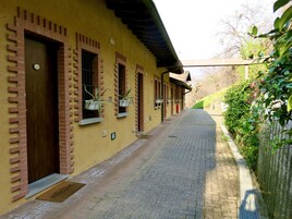 Escritorio, wifi gratis y ropa de cama 