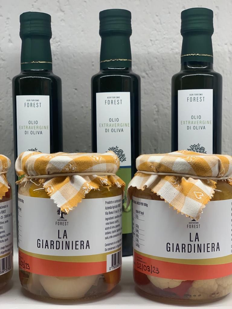 Tres botellas de aceite de oliva y dos frascos de La Giardiniera.