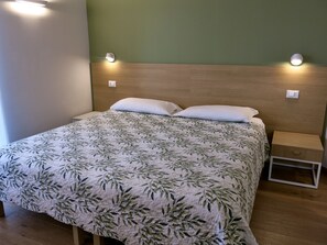 Escritorio, wifi gratis y ropa de cama 