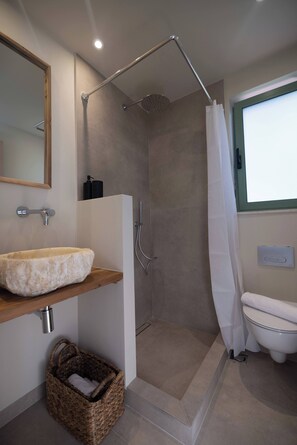 Shower, free toiletries, hair dryer, towels