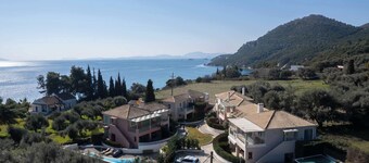 Modern Studio, with patio & pool - Close to Sea