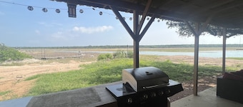 Lake Buchanan Water Front Cabin ~ Hot Tub, Fire Pit lounge, Grill, Kayaks.