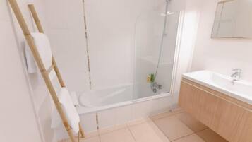 Haartrockner, Handtücher, Seife, Shampoo