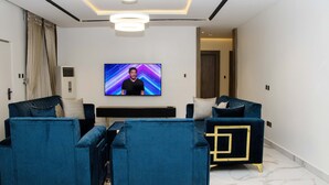 Apartamento executivo | Área de estar | Smart TV 65 polegadas com canais a cabo, TV, Netflix