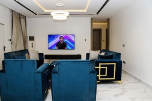 行政公寓 | 起居区 | 65-英寸智能电视（配备有线频道）、电视、Netflix