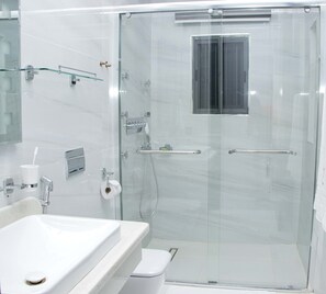 Luksushuone | Kylpyhuone | Ilmaiset hygieniatuotteet, pyyhkeet, saippua, sampoo