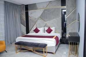 奢华客房 | 迷你吧、特色装修、特色家居、办公桌