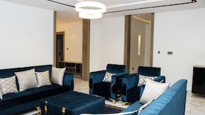 Apartamento executivo | Área de estar | Smart TV 65 polegadas com canais a cabo, TV, Netflix