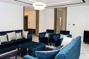 行政公寓 | 起居区 | 65-英寸智能电视（配备有线频道）、电视、Netflix