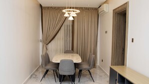 Apartamento executivo | Área de estar | Smart TV 65 polegadas com canais a cabo, TV, Netflix