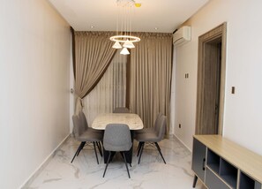 行政公寓 | 起居区 | 65-英寸智能电视（配备有线频道）、电视、Netflix