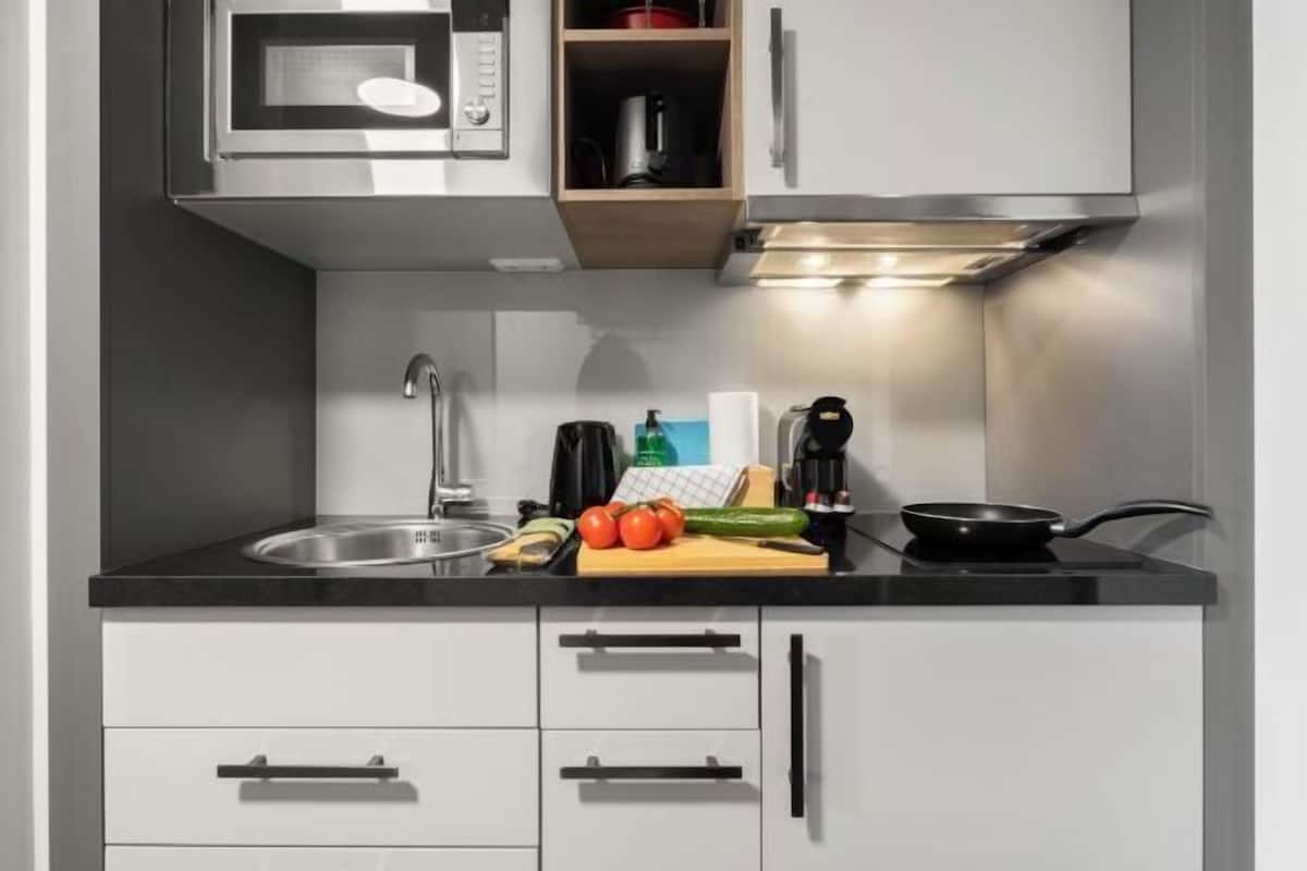 Eigene Küche | Kühlschrank, Mikrowelle, Gewürze