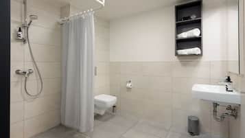 Studio L | Bathroom | Shower, hair dryer, towels, soap