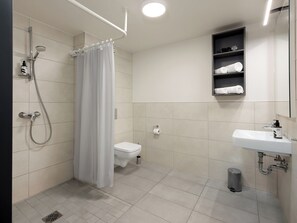 Studio L | Bathroom | Shower, hair dryer, towels, soap - smartments Frankfurt City-Ost (Frankfurt)