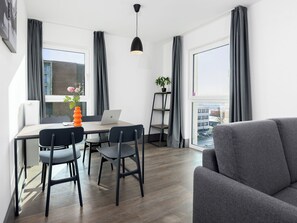 Apartment | Living area | 50-inch Smart TV with cable channels, TV - smartments Frankfurt City-Ost (Frankfurt)