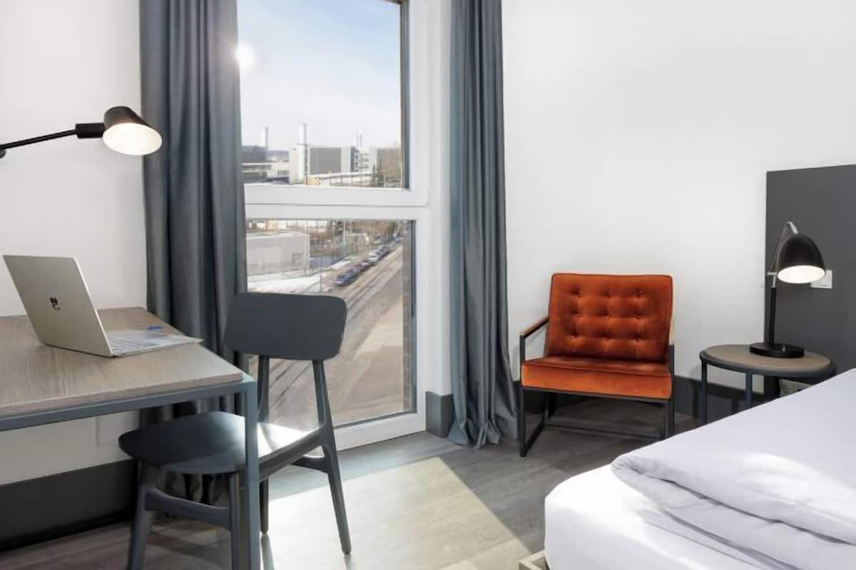 Cortinas blackout, insonorización y tabla de planchar con plancha