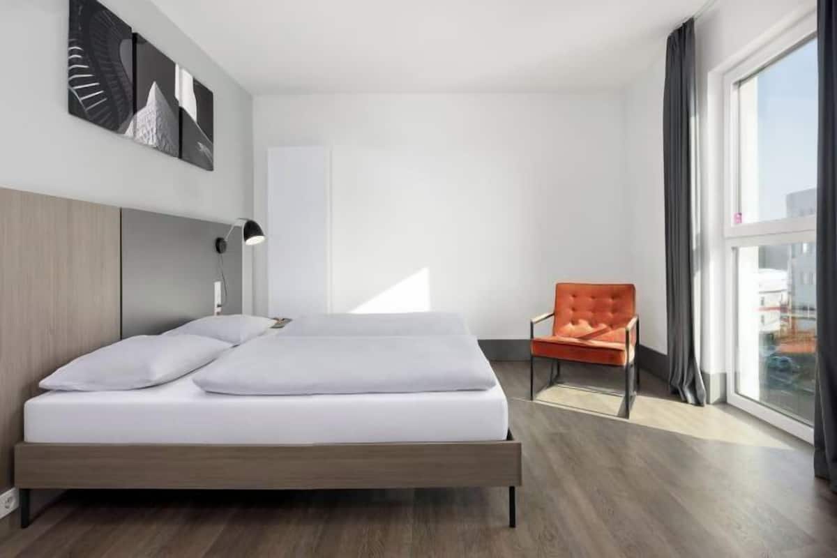 Cortinas blackout, insonorización y tabla de planchar con plancha