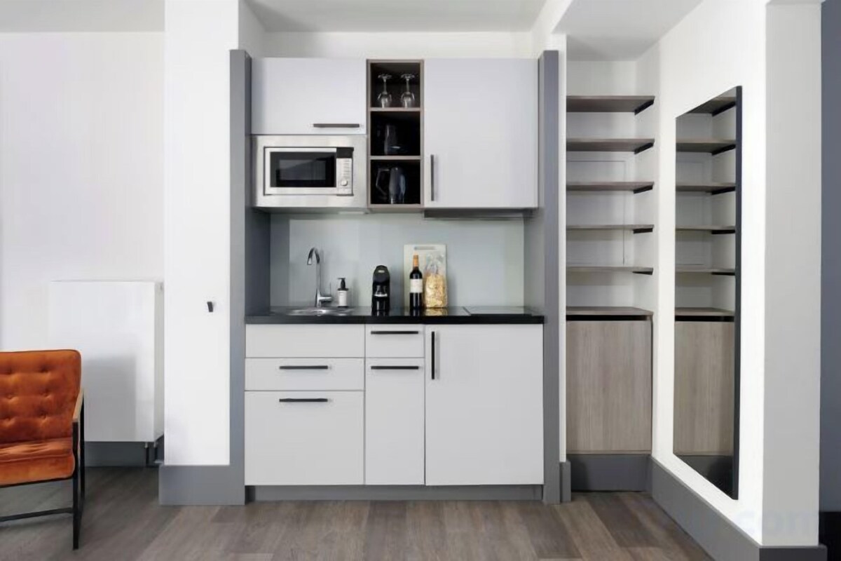 Private kitchen | Fridge, microwave, cleaning supplies, spices