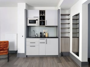 Studio XL | Eigene Küche | Kühlschrank, Mikrowelle, Gewürze