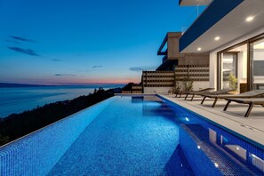 Infinity-Pool, beheizter Pool