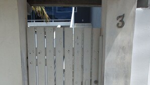 A metal gate with a number '3' on a concrete pillar. - Lindo APT inteiro mt perto da praia Peró (Cabo Frio)