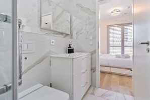 Dusche, Haartrockner, Handtücher