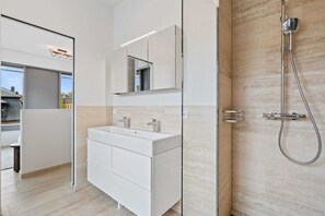 Badekar, hårføner, håndklær og sjampo