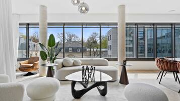 Een televisie en een kantoor