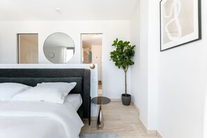 2 bedrooms, desk, iron/ironing board, WiFi