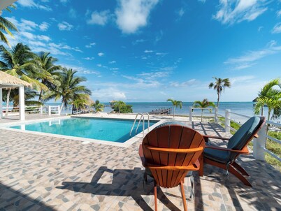 Spacious Oceanfront Villa with Barrier Reefs View & Private Pool