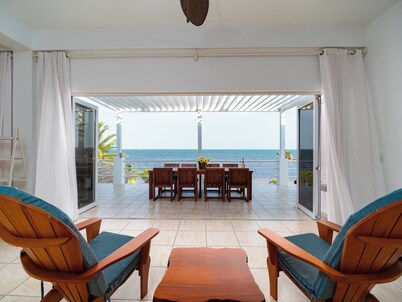 Spacious Oceanfront Villa with Barrier Reefs View & Private Pool