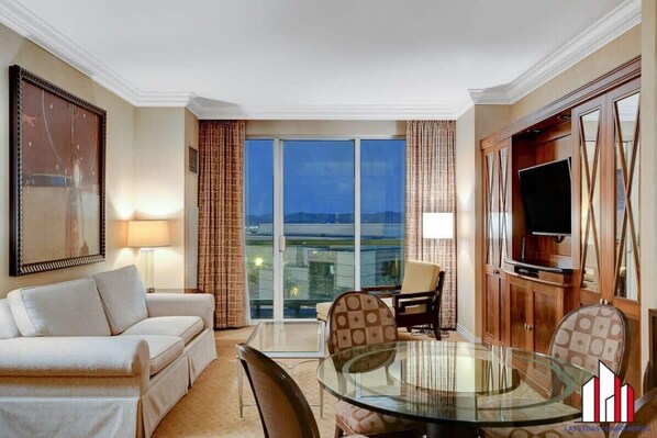 Televisión y oficina 