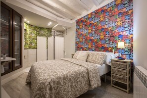 2 soverom, skrivebord, strykejern/-brett og reiseseng for barn