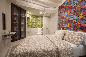 Dusj, hårføner, håndklær og såpe