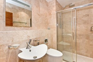 Regadera, secadora de cabello, toallas, jabón 