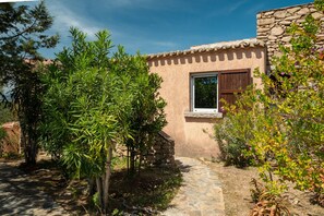 Property grounds - Caletta 53 - sea view flat with pool and tennis court (Porto Rotondo)