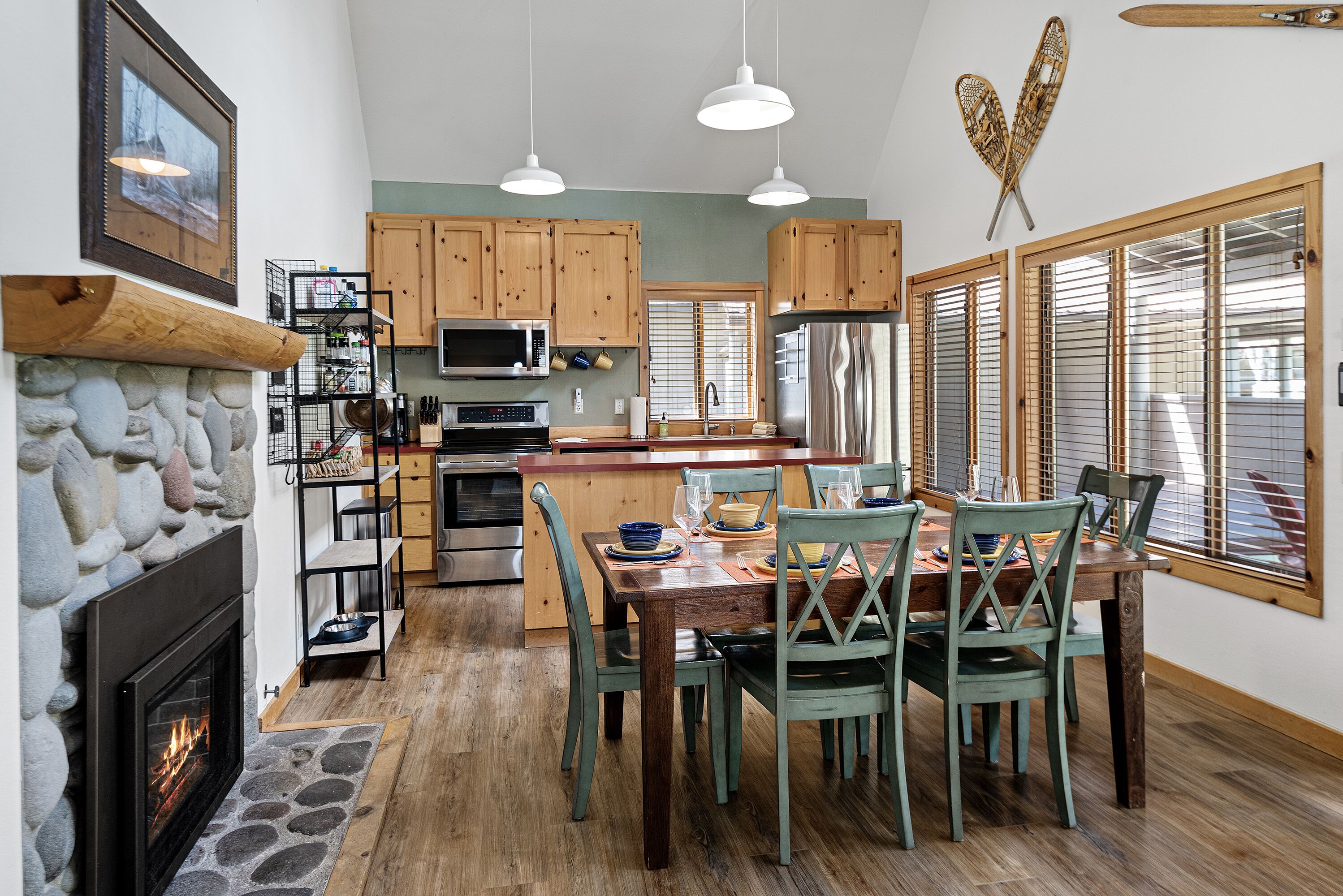 Enjoy a Sunriver getaway in this cozy, yet spacious 2 bedroom + loft - 2 bath ho
