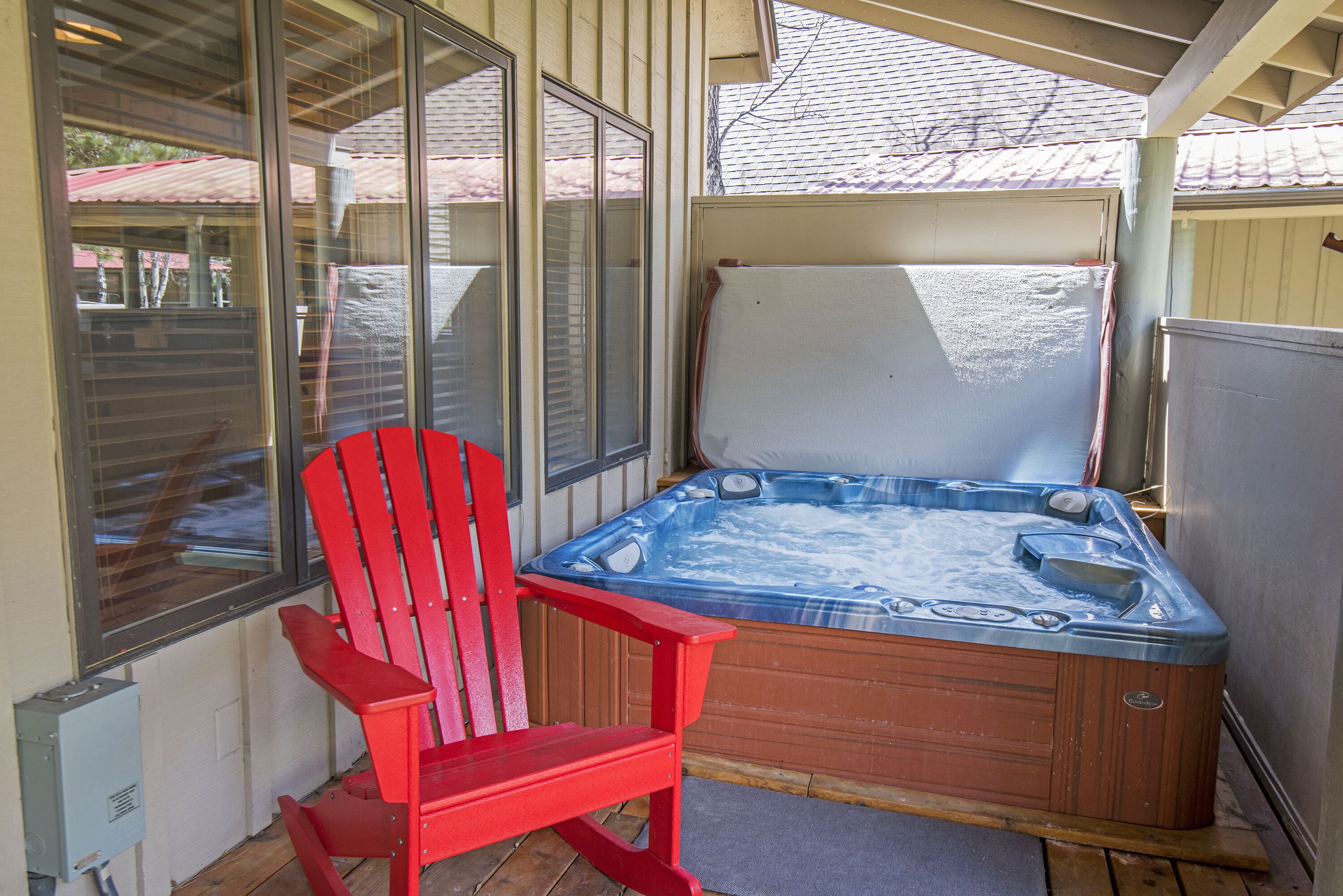 Enjoy a Sunriver getaway in this cozy, yet spacious 2 bedroom + loft - 2 bath ho