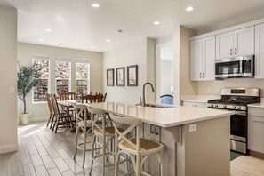 Casa, 5 habitaciones | Cocina privada | Refrigerador, horno, cafetera y tetera y tostadora 